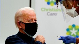 Joe Biden s-a vaccinat anti-COVID în direct la TV